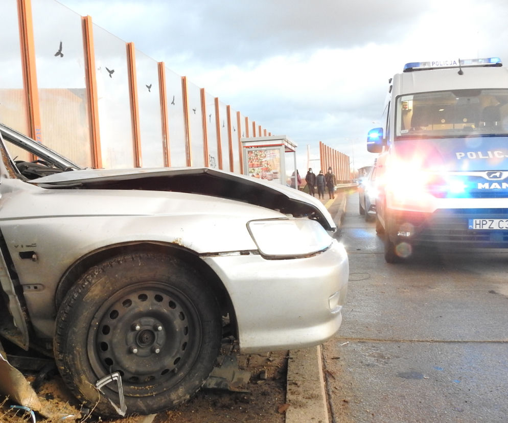 Honda uderzyła w barierę, auto niemal przecięło na pół