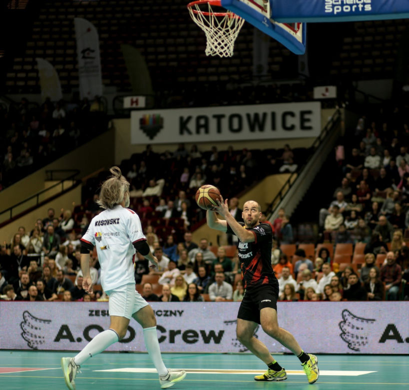 Legendarny Kosmiczny Mecz z Aniołami w Spodku: Gwiazdy zagrały dla Domu Aniołów Stróżów 
