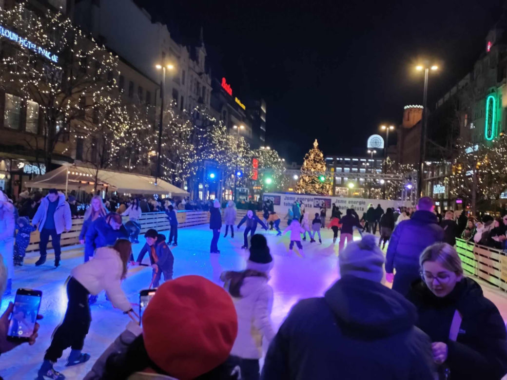 To jeden z najpopularniejszych jarmarków bożonarodzeniowych na świecie! Jak wygląda świąteczna atmosfera w Pradze?