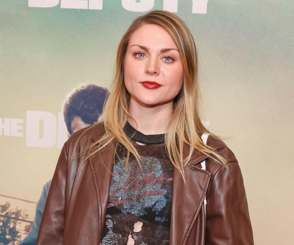 Frances Bean Cobain w brązowej kurtce. O powrocie córki lidera Nirvany na salony przeczytasz w serwisie Eska.