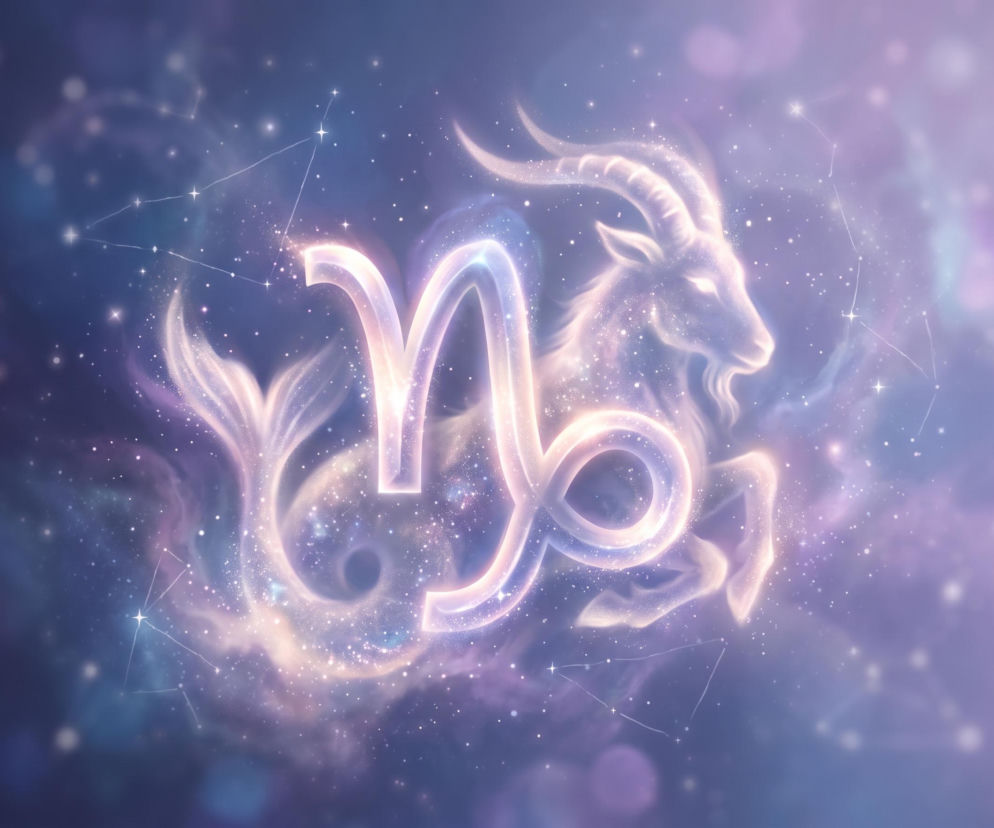 Świecący symbol znaku zodiaku Koziorożec na tle gwieździstego nieba. O horoskopie na dziś przeczytasz w serwisie Eska.