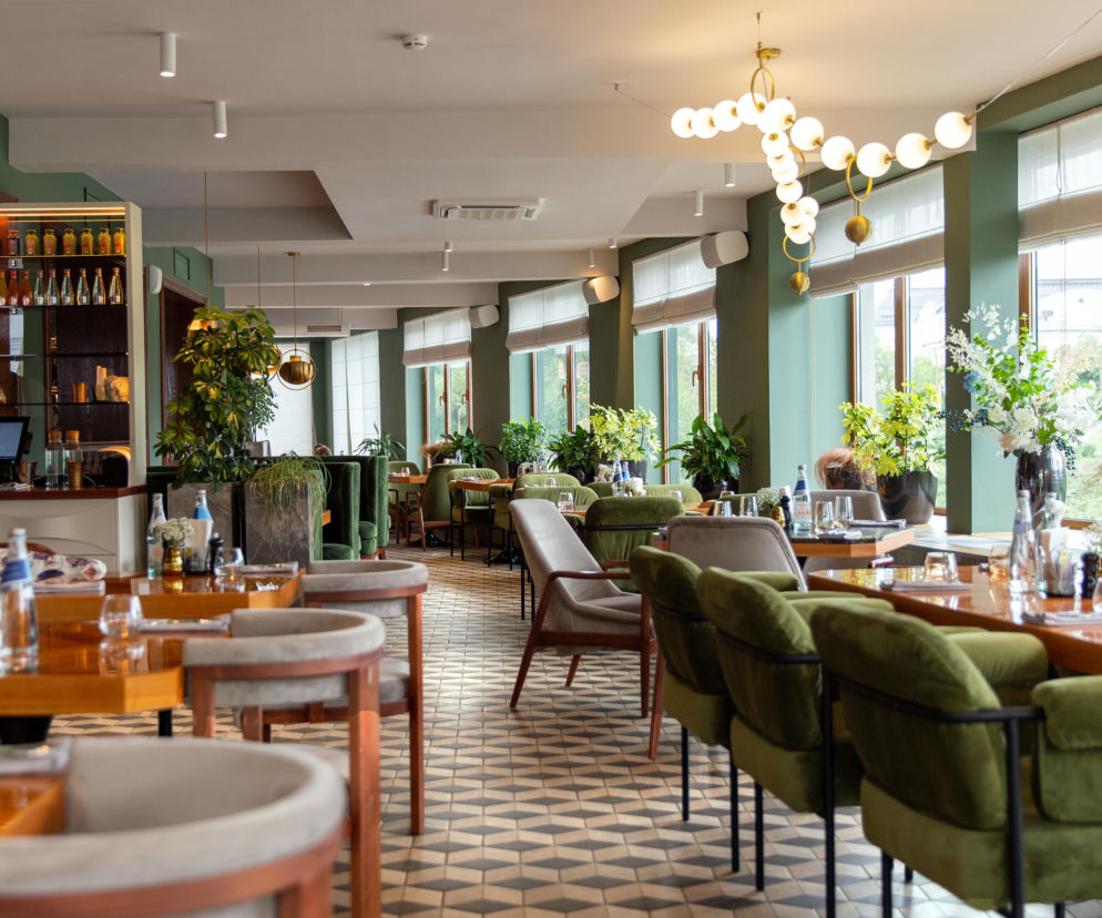 Eleganckie wnętrze pustej restauracji. O problemach z zadłużeniem sektora HoReCa przeczytasz na Muratorplus.