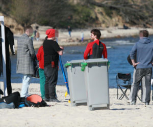 Maciej Musiał nad morzem z deską