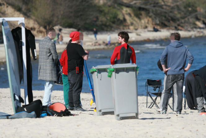 Maciej Musiał nad morzem z deską