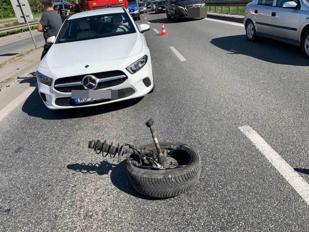 Dachowanie traficara w Warszawie. Ściął latarnię, która uderzyła w drugi pojazd