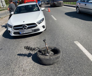 Dachowanie traficara w Warszawie. Ściął latarnię, która uderzyła w drugi pojazd