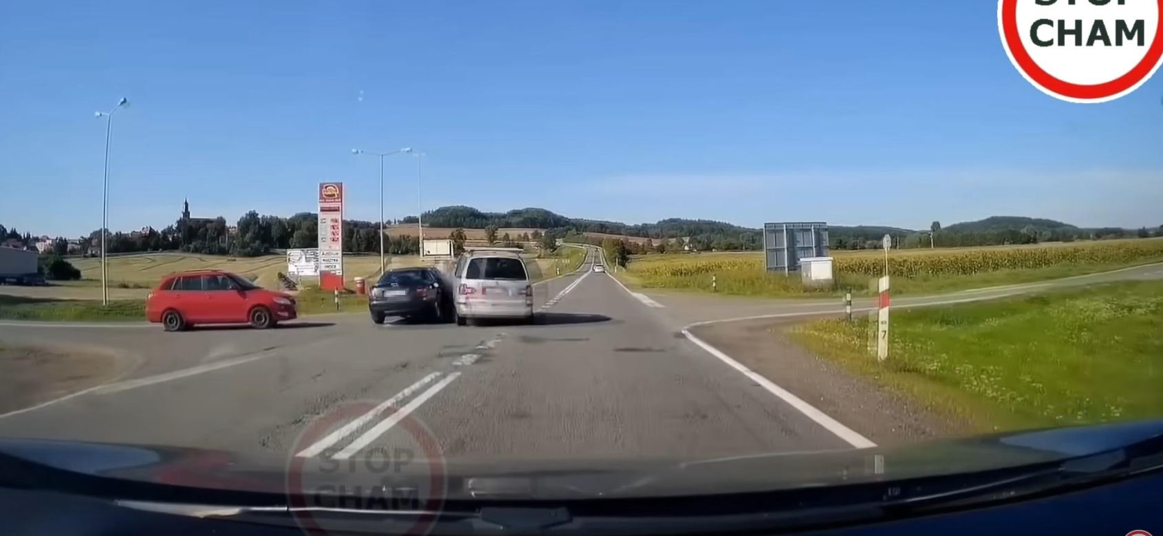 Szalona jazda kierowcy audi i groźny wypadek. "Bo wszyscy się wlekli"