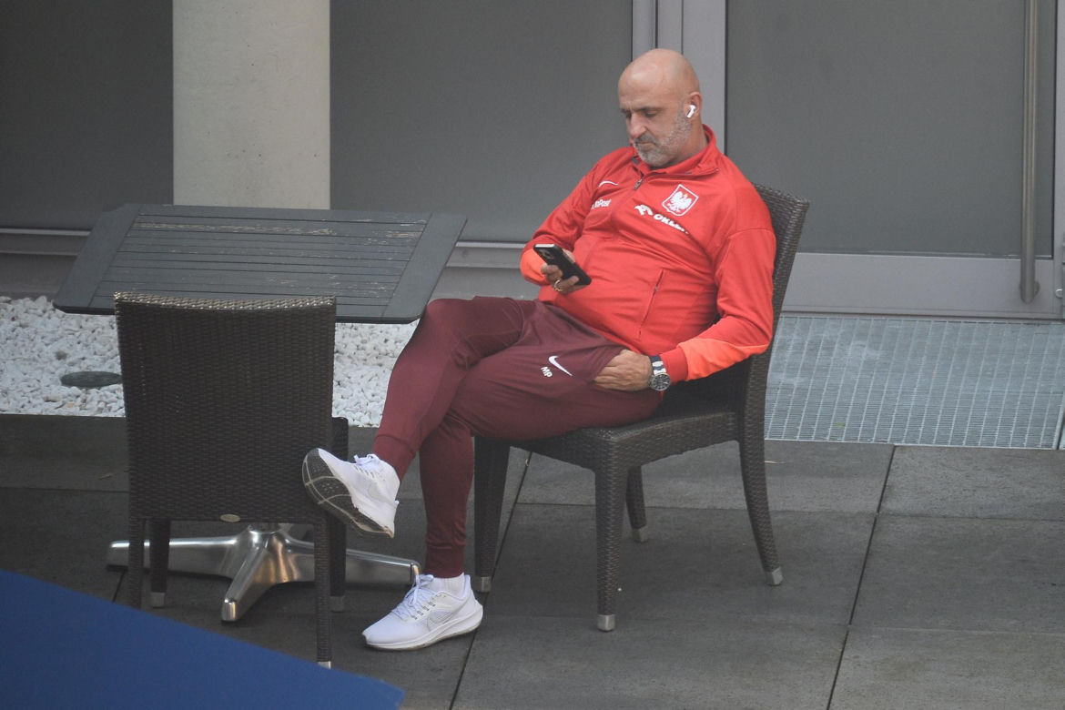 Michał Probierz przybity wpatruje się w telefon