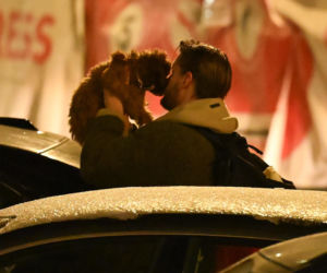 Sebastian Fabijański z pieskiem na spacerze