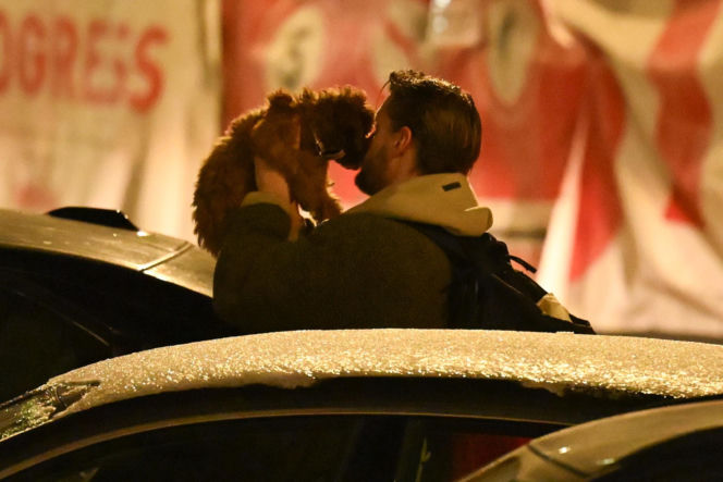 Sebastian Fabijański z pieskiem na spacerze