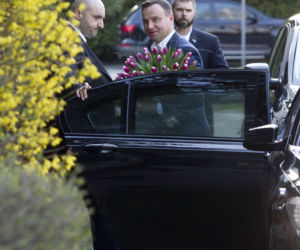 na 44. urodziny kupił żonie magnolie i tulipany