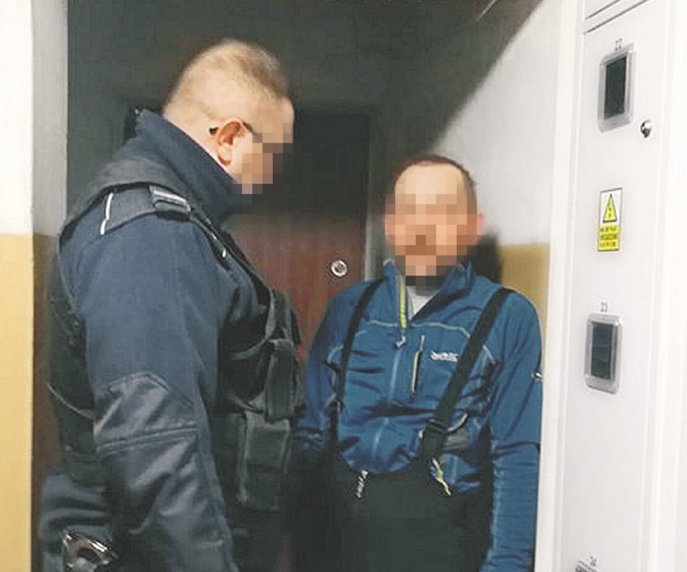 Dręczy psa na balkonie