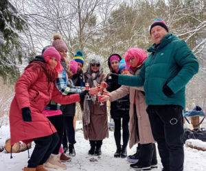 Kolorowe pożegnanie roku w lodowatej wodzie. Morsowy Sylwester 2025/2026 z grupą „Mors Może Więcej”