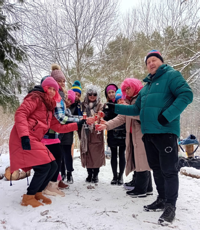 Kolorowe pożegnanie roku w lodowatej wodzie. Morsowy Sylwester 2025/2026 z grupą „Mors Może Więcej”