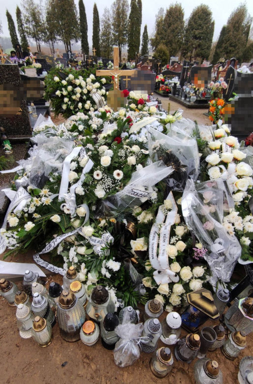 Grób Marcina, który zginał w wypadku w Kamieniu, pokryły białe kwiaty