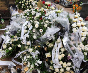 Grób Marcina, który zginał w wypadku w Kamieniu, pokryły białe kwiaty