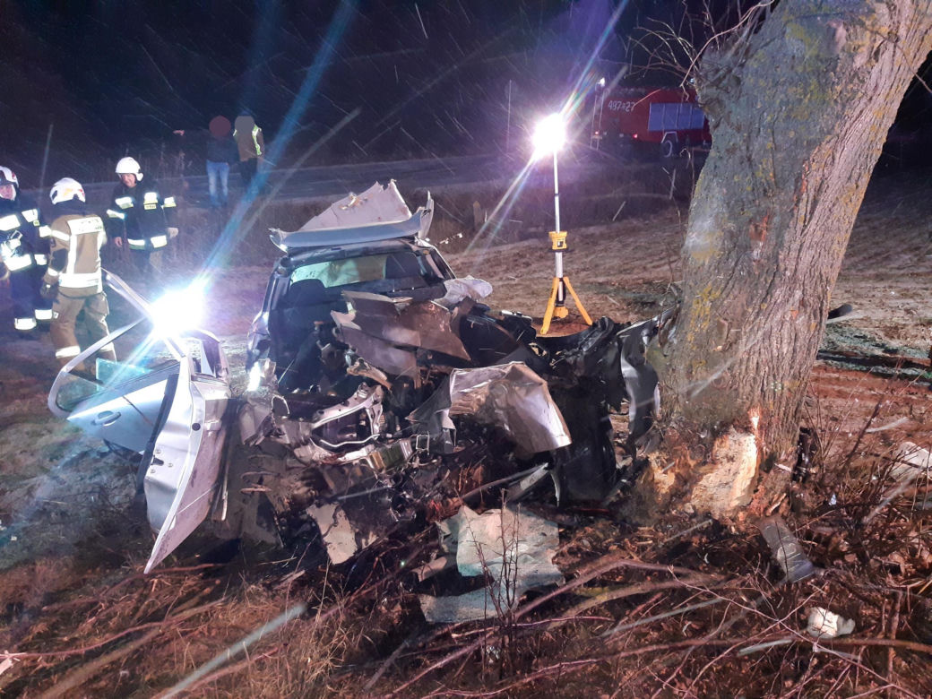 Nowowola. Tragiczny wypadek na Podlasiu. Opel uderzył w drzewo