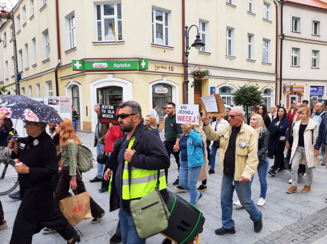 Protesty "Ani Jednej Więcej!" w całej Polsce. Kobiety wyszły na ulice po śmierci Doroty