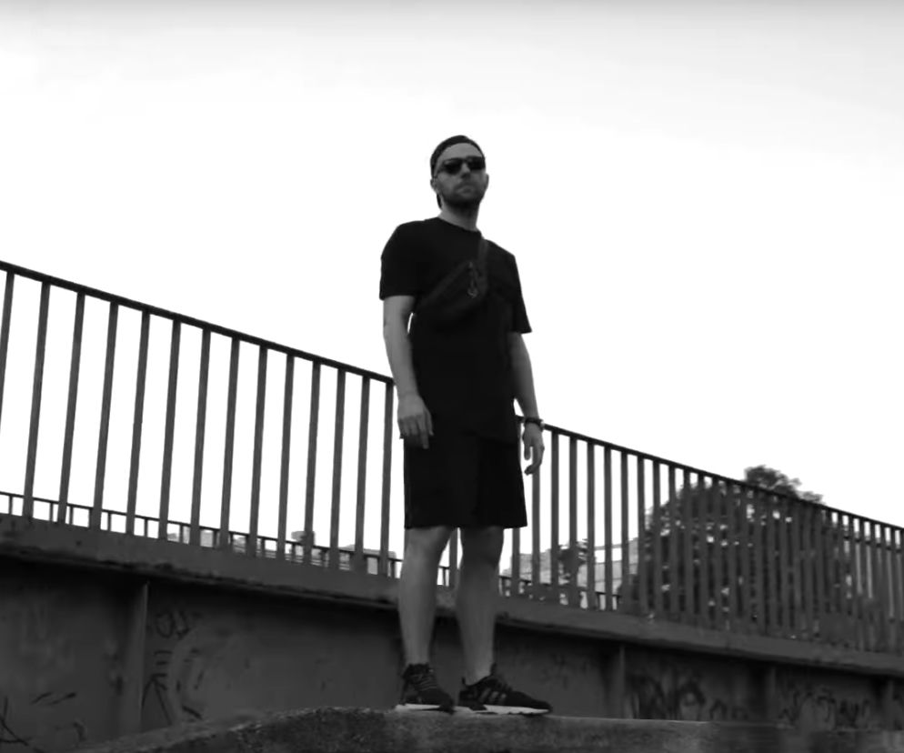 Raper Plus zapowiada EPkę Kevlar. Nowy singiel dobrze wchodzi na upalne dni
