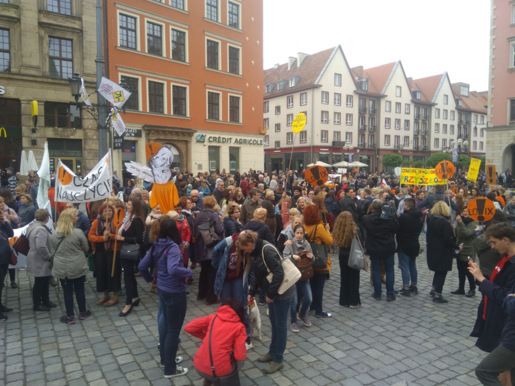 Strajk zawieszony, ale nie odpuszczają. Kilkaset osób protestowało pod Pręgierzem