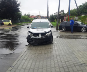 Nowy Sącz. Volkswagen dachował i uszkodził ogrodzenie