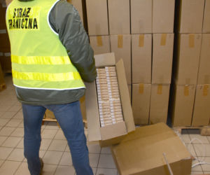 Straż Graniczna zlikwidowała magazyn z nielegalnymi papierosami
