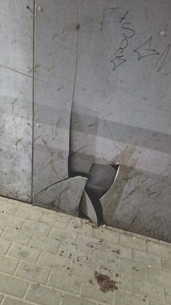 Bród i smród w tunelu pod torami w Siedlcach