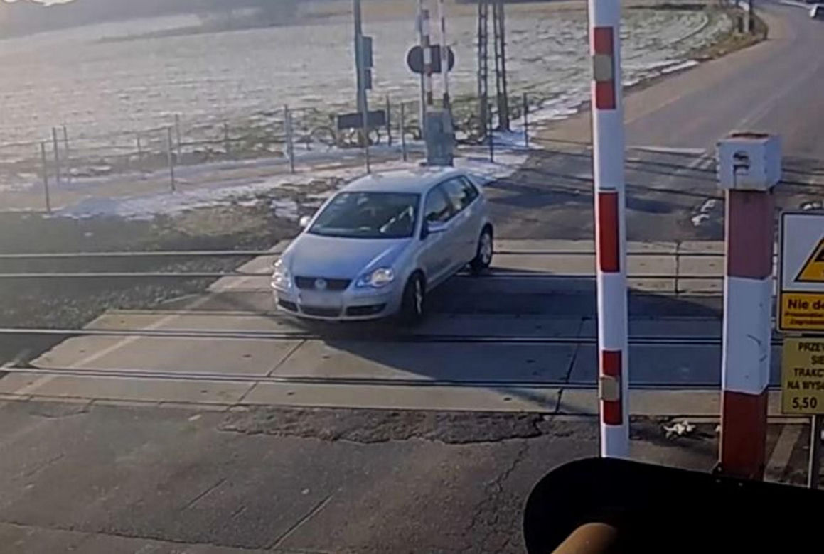 Stara Wieś. Kobieta wjechała na przejazd kolejowy i nie mogła ruszyć dalej. Mężczyzna ruszył z pomocą [ZDJĘCIA]