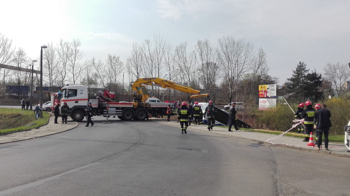 Kraków: Autobus zjechał z drogi i wpadł do rowu!