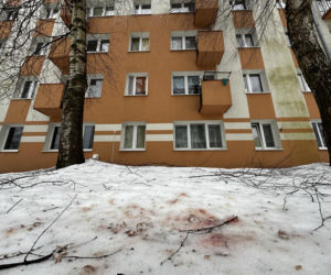 Dwa dni przed tragedią pozowali razem do zdjęcia. Dziś w mieszkaniu przy Bałtyckiej 3 nadal pracują śledczy