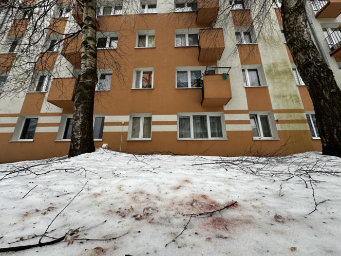 Dwa dni przed tragedią pozowali razem do zdjęcia. Dziś w mieszkaniu przy Bałtyckiej 3 nadal pracują śledczy