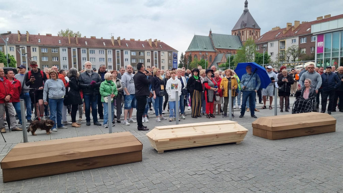 Trumny przed koszalińskim ratuszem. Mieszkańcy protestowali przeciwko zawieszeniu oddziału neurologii