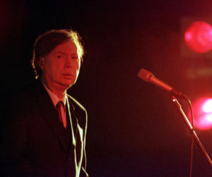 Kraków pamięta. Na grobie Marka Grechuty zawsze palą się znicze. Jeden szczegół jego grobu chwyta za serce