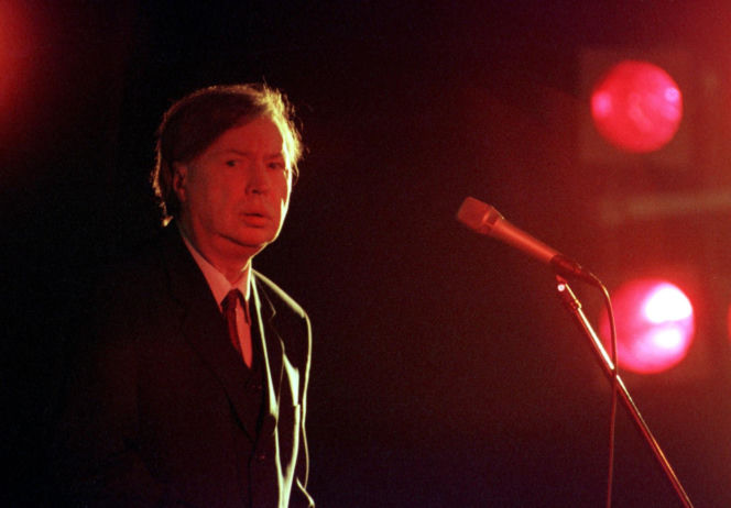 Kraków pamięta. Na grobie Marka Grechuty zawsze palą się znicze. Jeden szczegół jego grobu chwyta za serce