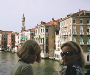 Pani Beata z córką Martą, w Wenecji, na moście Ponte di Rialto