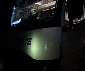 Autobus z pielgrzymami zderzył się z owcą, a gdy zatrzymał się na drodze, w jego tył uderzyła nadjeżdżająca ciężarówka