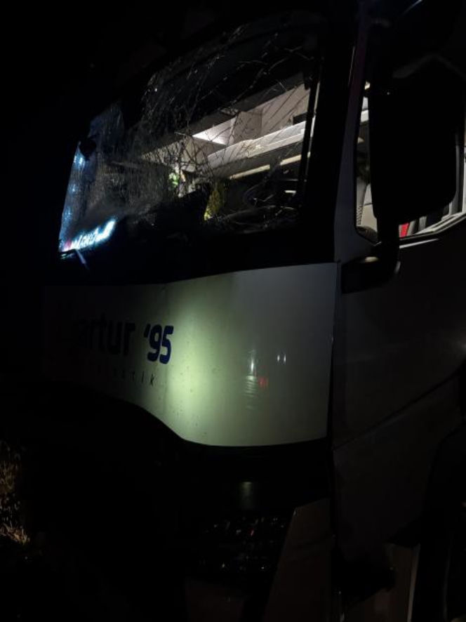 Autobus z pielgrzymami zderzył się z owcą, a gdy zatrzymał się na drodze, w jego tył uderzyła nadjeżdżająca ciężarówka
