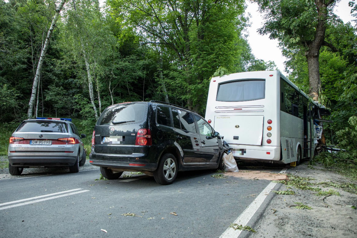 Autokar uderzył w drzewo na drodze w Przełęczy Kowrarskiej 