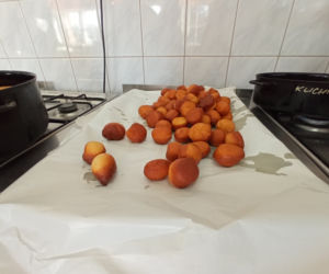 Warsztaty pieczenia pączków w grudziądzkim gastronomiku