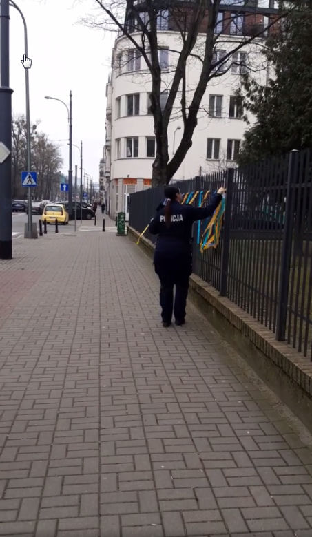 Skandaliczne zachowanie warszawskiej policjantki. Zerwała ukraińskie symbole narodowe