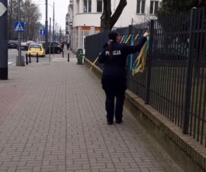 Skandaliczne zachowanie warszawskiej policjantki. Zerwała ukraińskie symbole narodowe