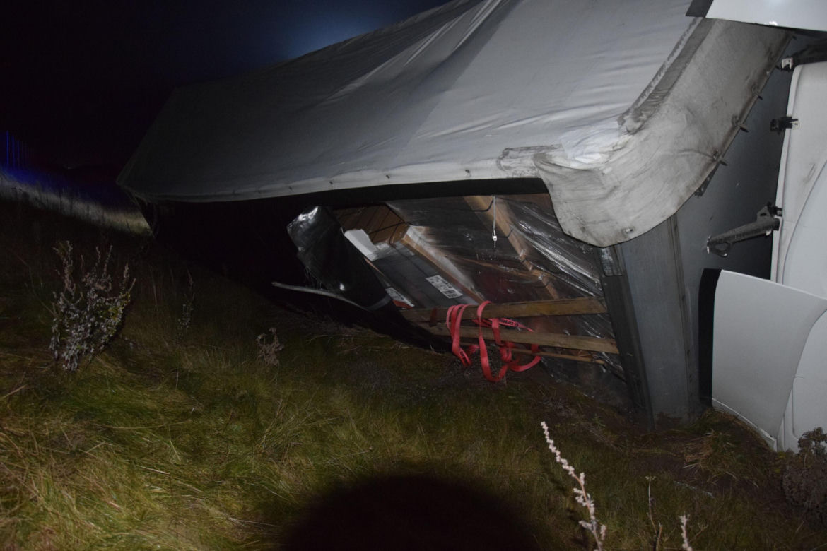 Zamknięty odcinek S5 niedaleko Kościana. Wyciągają tira z rowu