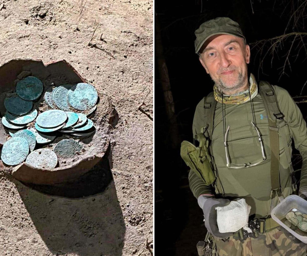 XVII-wieczne monety w glinianym naczyniu. Obok odkrywca Dariusz Mastalerz. O skarbie pod Warszawą przeczytasz na SE.