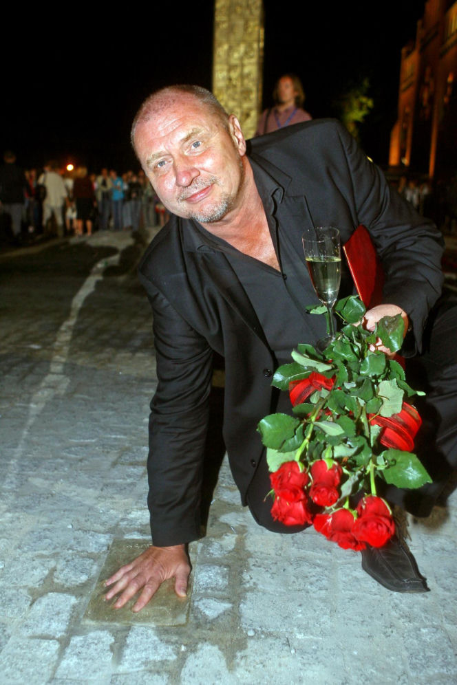 Tak wyglądał przed laty Andrzej Grabowski. Miał jeszcze mniej włosów!