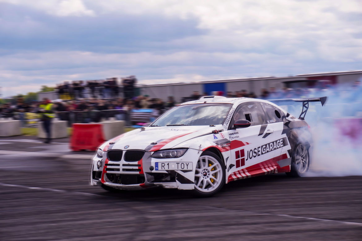 SkillZone Festiwal - motoryzacyjne emocje na lotnisku w Mielcu