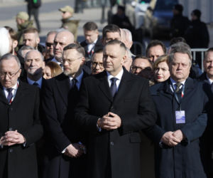 Rocznica katastrofy smoleńskiej. Prezydent Nawrocki uczcił pamięć zmarłych