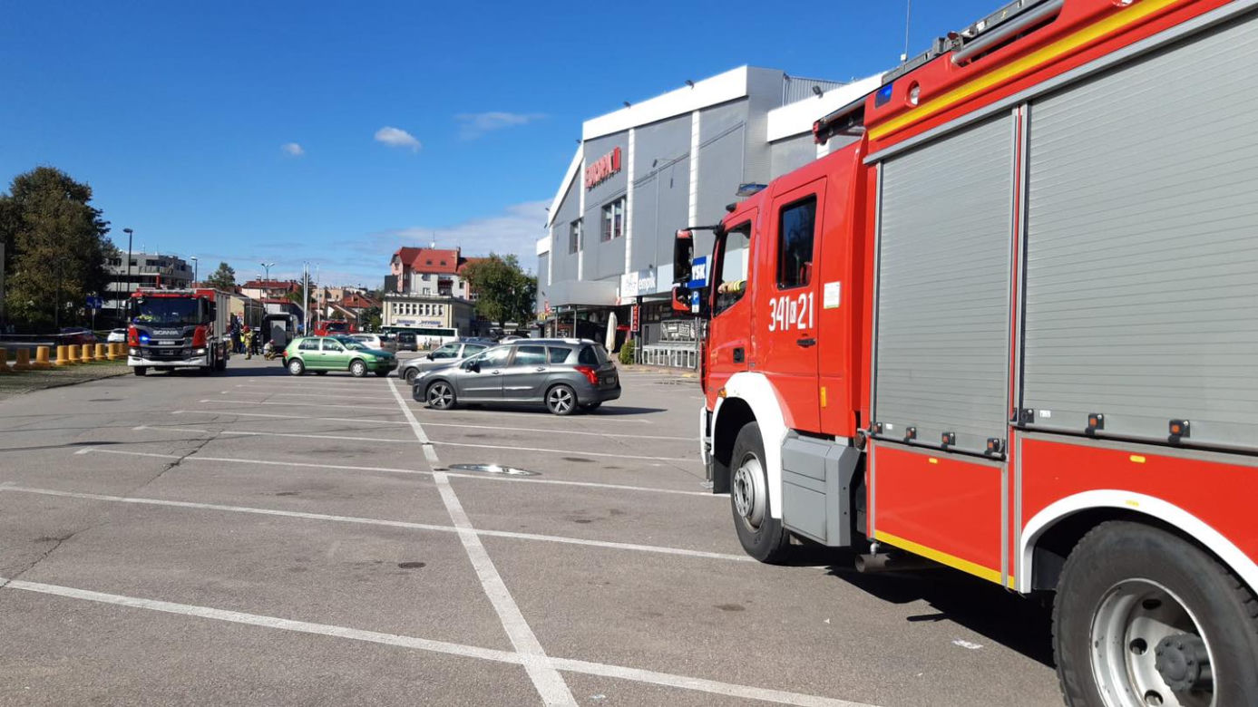 Zaczęła rozpakowywać paczkę i doznała szoku! Pod galerią zaroił się od policji