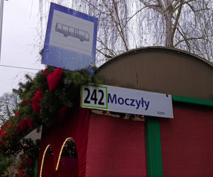 Romantyczny przystanek autobusowy w Moczyłach
