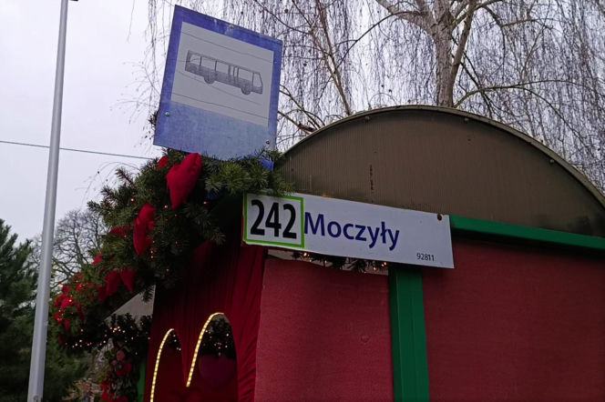 Romantyczny przystanek autobusowy w Moczyłach