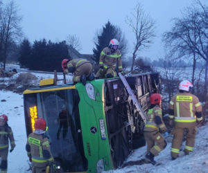 Gołoledź paraliżuje drogi w Bydgoszczy i regionie! Autobus wypadł z drogi [ZDJĘCIA]